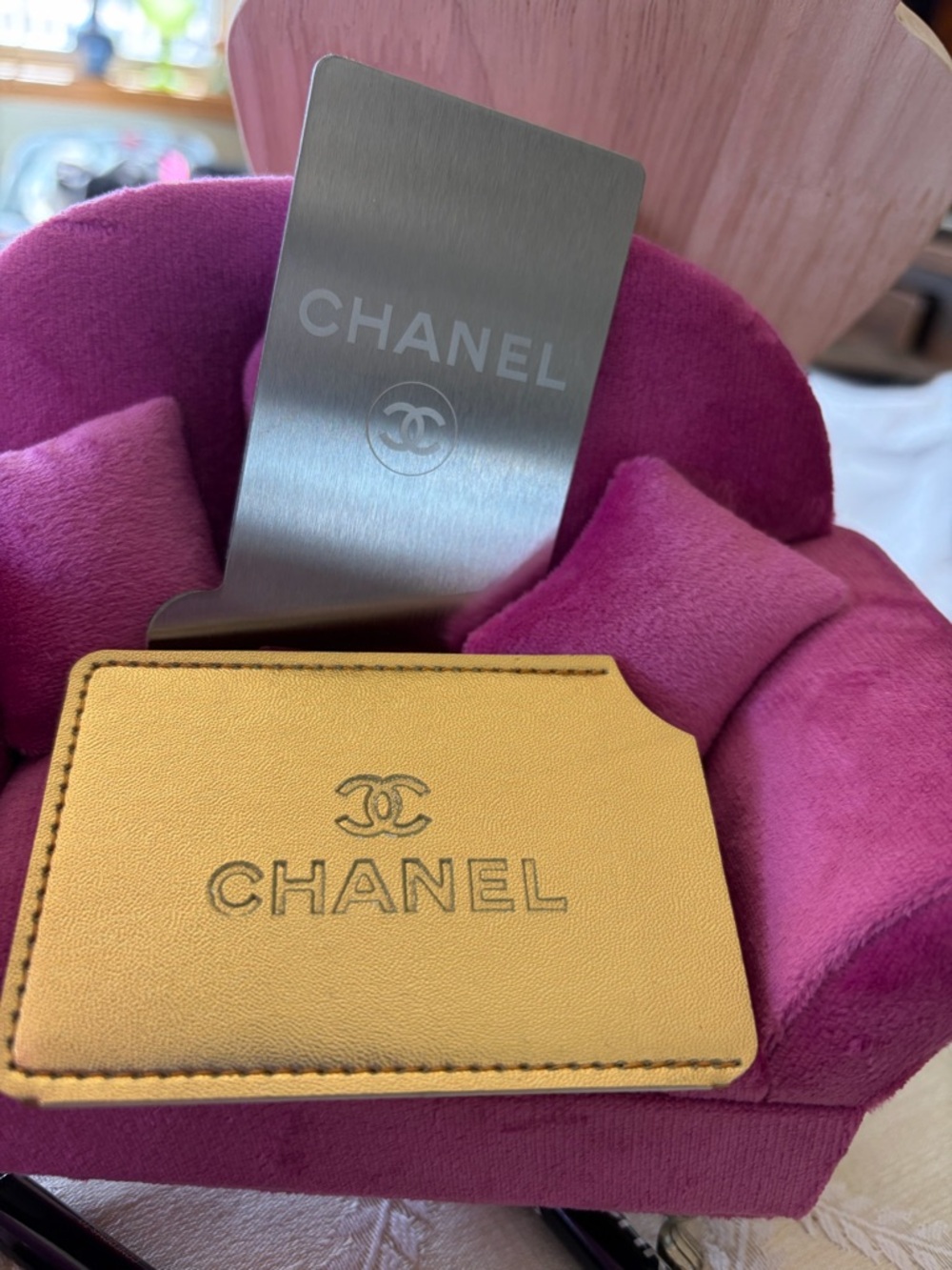 CHANEL Gold Metallic Mirror - Picture 2 of 4